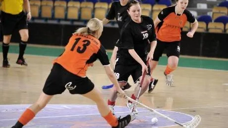 Steget före. Camilla Johansson och hennes Kalix var snäppet före Sandra Isakssons IBK Luleå i den jämna division II-matchen. Kalix vann med 5-4 efter förlängning.Foto: Mats Bengtsson