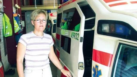 INTE OVANLIGT. Enligt Erna Holmgren är situationen att flyg saknas inte alls så ovanlig som man kan tro. Svåra väderförhållanden kan till exempel göra det omöjligt att landa eller lyfta med flygplan och helikoptrar. "Kan vi inte använda flyget så tar vi markambulanser", säger hon.