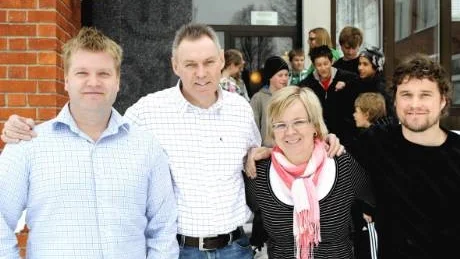 INSPIRATÖRER. Christian Samuelsson t.v och Robert "Nobbe" Nordberg t.h ska inspirera Norrskenets elever till träning. Det gillar Mats Wikström och rektor Lea Kinnunen i Kalix.