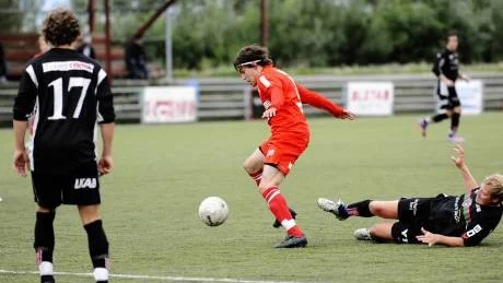 BRA FART. Jon Sarri i Kiruna FF höjde tempot en aning i anfallen sedan han blev inbytt i den andra halvleken. Foto: Mattias Forsberg