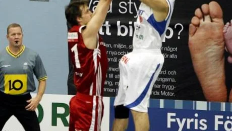 DOMINERADE. LF Basket hade stundtals lekstuga med Uppsala Basket i Fyrishov. John Rosendahl blev poängbäst i LF med 24 poäng.