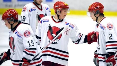 JUBEL. Kalixsspelarna jublar efter ett mål, här är det Emil Sikström, Adam Osbäck och Andreas Lindgren.