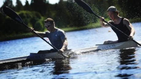 VIDARE. Joel Elenius och Henrik Strand tog sig tillsammans med Konny Andersson och Erik Öberg vidare till semifinal i K4 1.000 meter på junior-EM i Moskva.  Foto: Andreas Apell