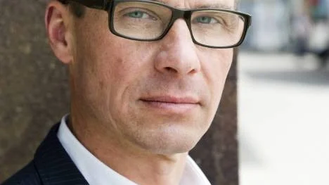 Socialförsäkringsminister Ulf Kristersson (M) flaggar för att vi ska jobba längre. I dag är den allmänna pensionsåldern 65 år. Nu ska pensionsgruppen fundera över hur man kan få människor att fortsätta jobba.