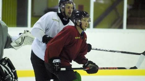 Fredrik Davidsson, längst fram, var spelande tränare förra säsongen, men nu har han valt att lägga allt sitt krut som tränare istället. Bakom honom syns Henrik Lidström.