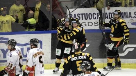 Erik Forsell mest omkramad hjälte i Skellefteå som besegrade Luleå med 2-1 efter två mål av, just det, Erik Forsell.