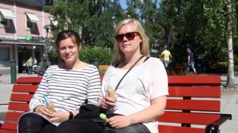 Systrarna Karolina och Linnea Hagenbjörk hade parkerat på en bänk på Byxtorget på torsdagen för att spana in Piteås killutbud.