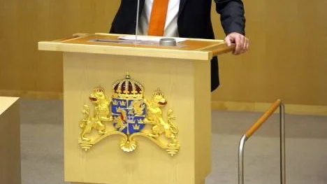 Fredrik Reinfeldts regering har hittils vägrat att ratificera ILO-konvention nummer 94. Nu återstår att se om han än en gång avser att strunta i det beslut om ratificering av ILO 94 som fattats av den svenska riksdagen.
