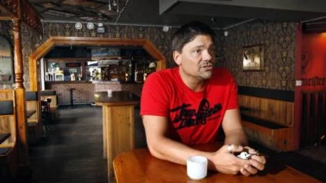 Karl Källas delägare Pontus Öberg arbetar för att ordningen ska bli bättre vid Kalles krog "Men har motsatt oss erinran och om man inte tål ljud kanske man inte ska bo i stan", säger han.