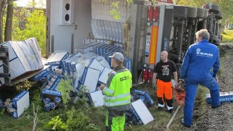 Långtradarsläpet var fullastat med bröd, 33 pallar. Allt fick lossas innan släpet kunde bärgas.