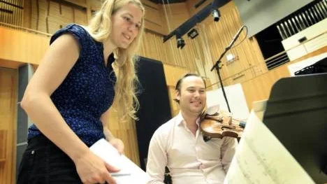 Ylva Lund Bergner med Norrbotten Neos violinist Christian Svarfvar.