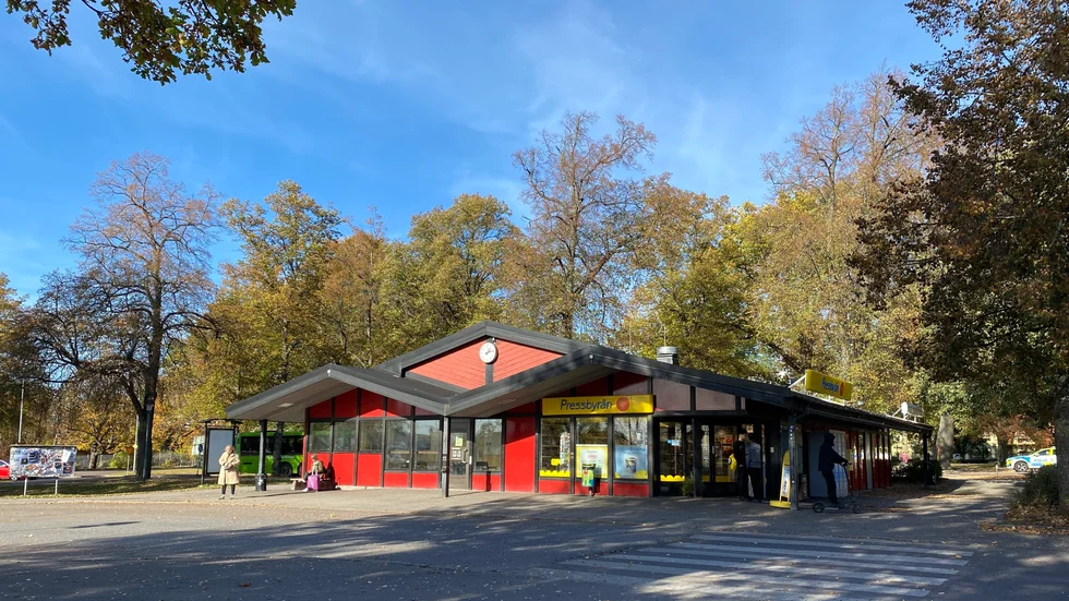 Vänthallen och Pressbyrån vid bussterminalen i Nyköping har tidigare haft stora ordningsproblem, men dessa tycks ha minskat efter riktade insatser.