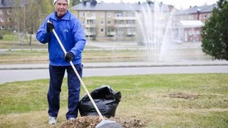 Sven-Ove Engström håller Aktivitetshusets gräsmatta fin och trottoarerna vid Lomtjärn rena. "Man kommer sig ut och träffar folk, får motion och får vara i friska luften", säger han.