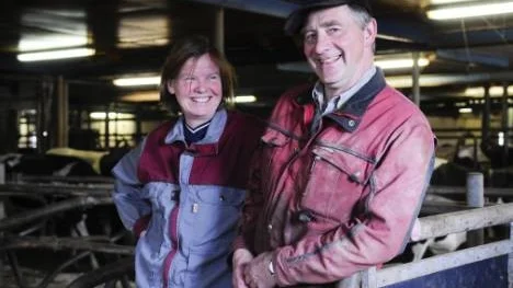 Berit och Stefan Hardselius i Nybyn vill öka mjölkproduktionen med en miljoninvestering för kornas komfort. "De ska må bättre och stoppa längre", säger Stefan Hardselius