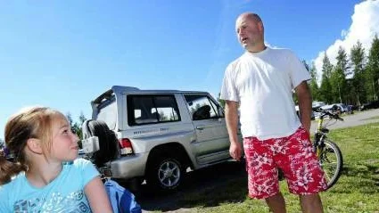 Narvik till Norrbotten. Runar Aam från Narvik har besökt First camp i Luleå sex år i rad. Varje år ökar andelen norrmän som tillbringar semestern i Norrbotten och han var klok och för- bokade. "Vi har sett en lång kö med husvagnar bli stående på utsidan i 2-3 dagar", säger han. Frida Rötnes, tio år hängde på. Foto: LINDA WIKSTRÖM