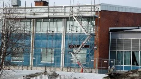 RISK FÖR RAS. Ytterväggarna på det under tidigt 1960-tal byggda badhuset i Gällivare hotar rasa. Konsult har anlitats för att ta reda på orsaken och föreslå åtgärder. Väggarna har tillfälligt säkrats tills vidare.