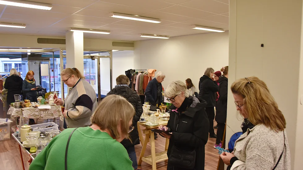 Populär loppis på Galleri i 14 i Boden, men på lördag är det åter vernisage på konsthallen.