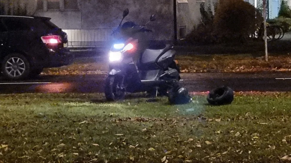 En moped och en personbil kolliderade på Gamla Övägen på lördagskvällen. 
