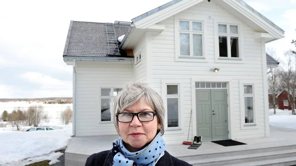 Glädjetårar. Gunhild Stensmyr gråter tårar av glädje när hon hör att landstinget föreslås bevilja Konsthall Tornedalen 350 000 kronor för verksamhetsplanering.