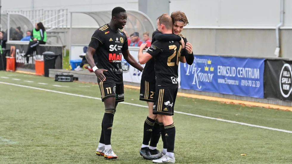 Philip Näslund blir omkramad. Han var matchens lirare när FF avslutade serien snyggt efter vinst med 3–0 mot Kiruna.