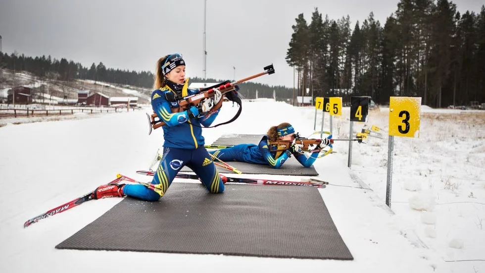 Pang. Skidskyttarna Anna Magnusson och Hanna Öberg från Piteå.