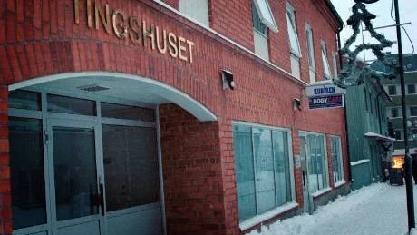 HÄR STARTADE BRANDEN. I den här lägenheten på källarplanet startade branden i lördags kväll. I samma hus ligger tingshuset och Norrbottens-Kurirens redaktion.  Foto: ÅSA POROMAA