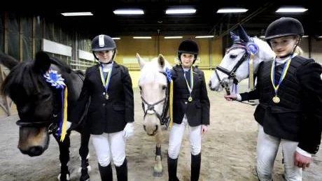 TOPPTRIO. Paulina Molander/Starfighter, Boden, Denice Johansson/Exilia, Dundret, och Lydia Granström/Munsboro Violett, Boden, vann varsin totalseger i Kurirenspelen efter att resulaten från dressyren och hoppningen slagits ihop.
