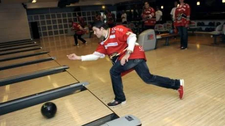 I AKTION. Emil Lundberg gick bet på bowlingbanan.