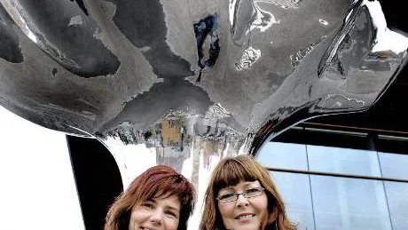 KREATIV DUO. Paula Fahlander och Katrin Grönlund är två företagare i Luleå som gjort gemensam sak i en dans- och musikshow blandad med naturbilder och som säljs till Norrbottensföretag för olika event.