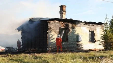 GICK INTE ATT RÄDDA. Husägaren saknas efter totalbranden i fritidshuset i Puoltsa. Man befarar att han blivit innebränd.