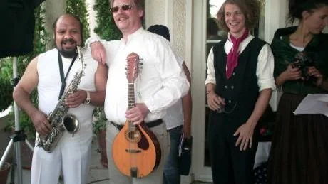 MAKEDONIEN. Dan Engman tillsammans med Ferus Mustafov, Balkanmusikens motsvarighet till Bruce Springsteen, i samband med Framnäs folklore ensembles senaste besök i Makedonien. Bilden är tagen på ambassadresidensets balkong.Foto: Privat