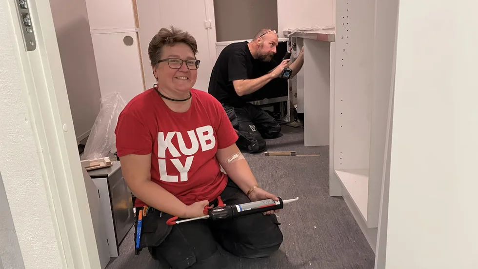 Maria Dahlberg är nyanställd och arbetar med köket i en av de blivande minibostäderna. Här jobbar hon tillsammans med Carry Eriksson, som kommer från Värmland.