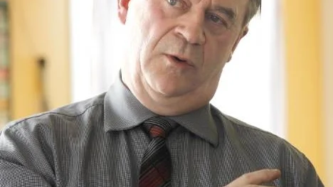 Sven-Erik Bucht (S) efterlyyser i en interpellation till miljöministern åtgärder för att effektivisera miljöprövningsprocessen så att inte tillväxt och företagsutveckling hotas.