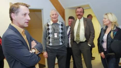 Riksdagsledamot Krister Hammarbergh (M) besökte bland annat flygplatsen vid sitt besök i Arvidsjaur på onsdagen. Tom Lundberg, Jerry Johansson, Kenneth Eklund och Ann-Kristine Vinka deltog i rundvandringen och mötet på flygplatsen.