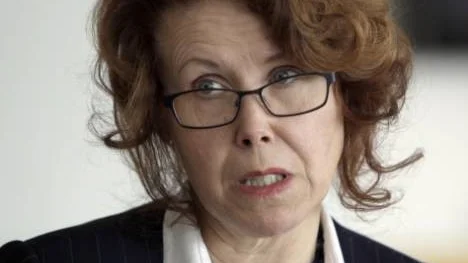"Vi blev tvingade av socialstyrelsen att höja bemanningen nattetid och den enda möjlighet som fanns var att föra över resurser från dagen", konstaterar Agnetha Eriksson, socialnämndens ordförande.