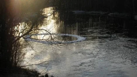 En magiska (frost) ring vid bron i Alterälven, Norrfjärden.