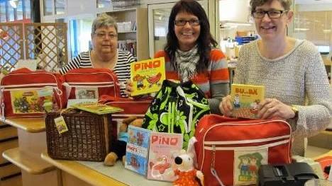 "Välkommen att låna en rolig språkväska som stimulerar talspråkskommunikation" säger biblioteksassistent Maritha Bergman (mitten), flankerad av kommunens talpedagoger Christina Öhlund (till vänster) och Anna-Karin Lindström.