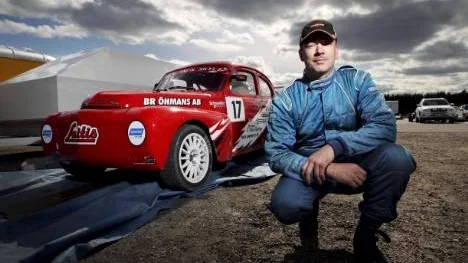 Andreas Pettersson med sin nya bil, en jättesnygg Volvo PV, var snabbast av alla vid racingpremiären i Piteå. Men ändå dömdes han som bara trea i sin klass.