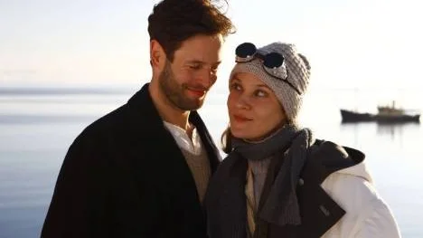 Tyska Leni (Jeanette Hain) och svenske Gustav (Richard Ulfsäter) hittar varandra i Svalbard. Men vilka lojaliteter är viktigast när krig utbryter?