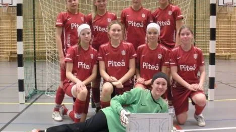 Piteå IF:s flickor 15 är klara för SM-slutspelet i Futsal. Stående från vänster: Lotta Ökvist, Ronja Aronsson, Felicia Rödén och Klara  Enberg. Knästående från vänster:  Emma Lundkvist, Matilda Marcusson, Emma Hansson och Lisa  Renlund.  Liggande: Moa Öhman.
