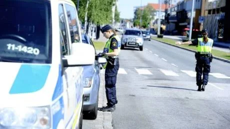 Under midsommarhelgen är det framför allt de större vägarna som polisen kommer att prioritera. Men polisen kommer också att stå vid mindre vägar som ligger i närheten av kända festområden.