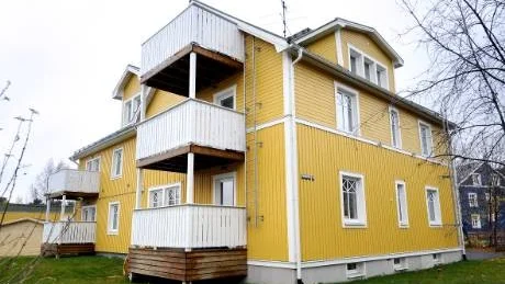 OLAGLIG AFFÄR?. Lars-Åke Källhammer varnas återigen av Fastighetsmäklarnämnden. Den här gången för att i sin egen husaffär ha utnyttjat sin position som mäklare.Foto: Andreas Wälitalo