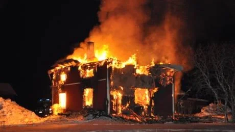FRITIDSHUS TOTALFÖRSTÖRT. Det här fritidshuset i Vitå blev totalförstört vid en brand natten mot i lördags. FOTO: KARL-ERIK ALTENBURG, BLÅLJUS - NORR