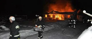 Familj hemlös efter häftig villabrand