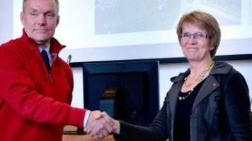 HANDSLAG. LKAB:s vd Lars-Eric Aaro och kommunalrådet Kristina Zakrisson skakar hand efter presentationen av det civilrättsliga avtalet kring Gruvstadsparken.