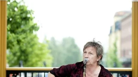 STEFAN SUNDSTRÖM - STORGATANS HJÄLTE.  Den obesvärade rocktrubaduren Stefan Sundström sjöng i Gula paviljongen på Storgatan i Luleå. Vår söndagshjälte. Foto: Linn Kangas Fantenberg