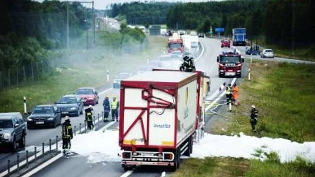 brann. E 4 fick stängas av i norrgående riktning under två timmar efter att en en lastbil på väg till Karlsborg fattat eld. foto: Sara Moritz