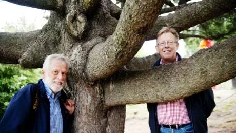 ATTRAKTIVT. Thomas Öberg (vänster), Natur i norr och Stefan Johansson, parkchef Luleå kommun, är skapare av den nya broschyr som tagits fram om parkerna i Luleås innerstad.