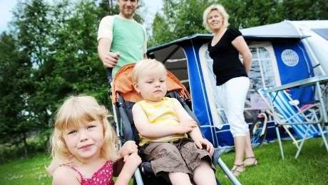 SOMMARPLANERING. Magnus Thorebäck och Malin Fors med barnen Märta, 5, och Morgan, 2, från Kiruna, tillbringar sin semester på en campingplats i Luleå. Det är mamma i familjen som gjort upp detaljplaneringen.Foto: Petra Isaksson