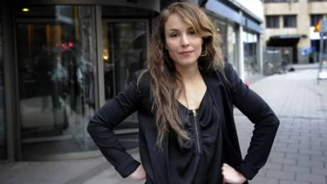 l Noomi Rapace, som spelar en av huvudrollerna i filmen "Svinalängorna" efter Susanna Alakoskis roman.